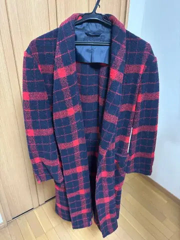 빨간색과 네이비 체크 무늬 롱 코트