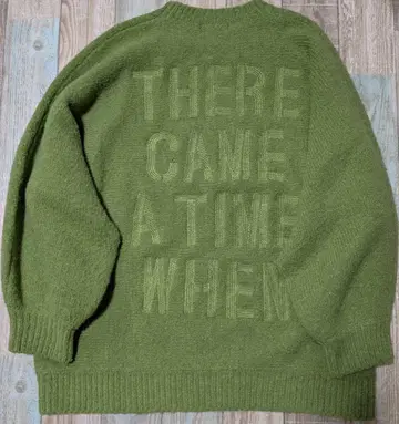 스콧 클럽 올리브 그린 오버 사이즈 백 메시지 니트