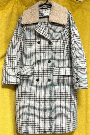 체크 무늬 보아 카라 부착 코트