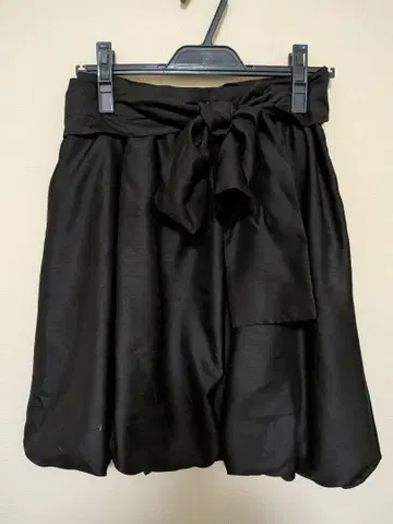 QUEENS COURT 리본 포함 블랙 벌룬 스커트