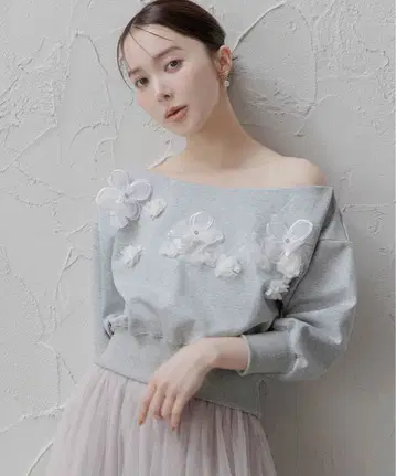 꽃 모티브 자수 그레이 오프숄더 상의