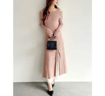 [ 새상품급 ] RESEXXY 리젝시 오프숄더 절개 니트 원피스