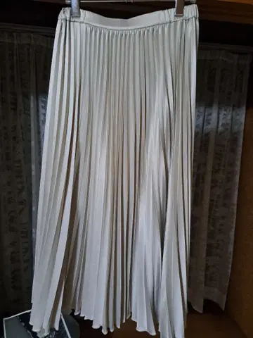 가죽 같은 플리츠 스커트