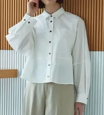 시착만 한 상품 앙피로 화이트 버튼 셔츠 S 사이즈