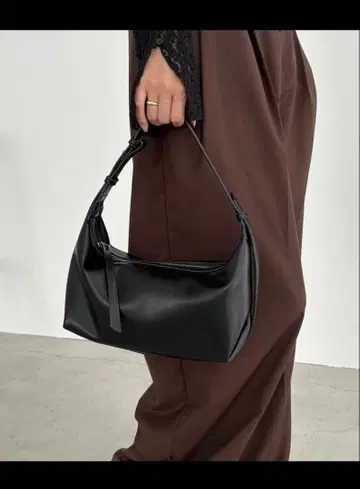 CAPRICIEUX LE'MAGE 롤 핸들 백 블랙