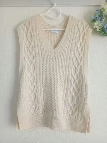 아이보리 케이블 니트 V넥 베스트 유나이티드 애로우즈