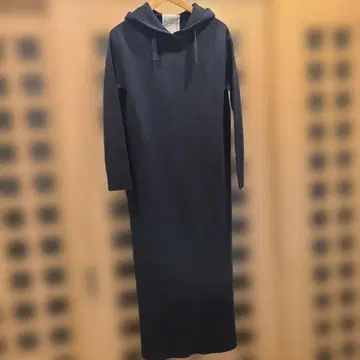 비어즐리 후드 부착 다크 네이비 긴팔 롱 원피스