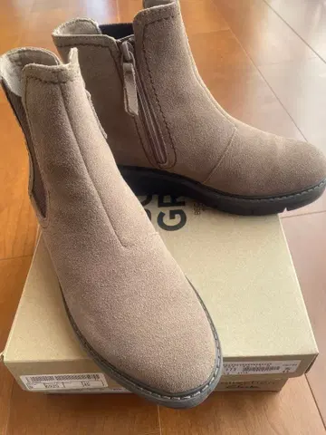 Clarks 사이드 고어 부츠 베이지 스웨이드