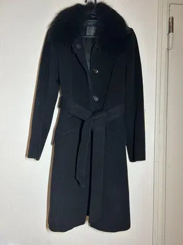 블랙 퍼가 달린 롱 코트