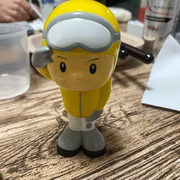 경례하는 옐로우 컬러 피규어