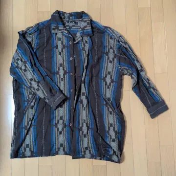 스트라이프 디자인 긴팔 셔츠