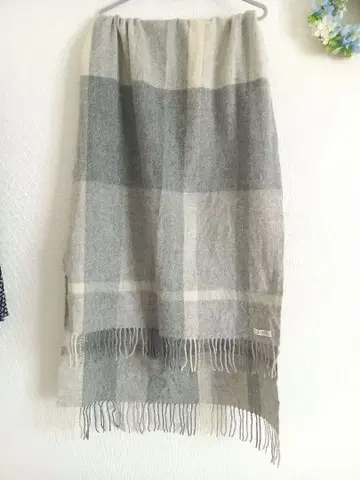 그레이 계열 체크 무늬 스톨