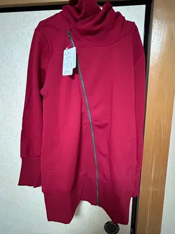 빨간색 지퍼 달린 후드티