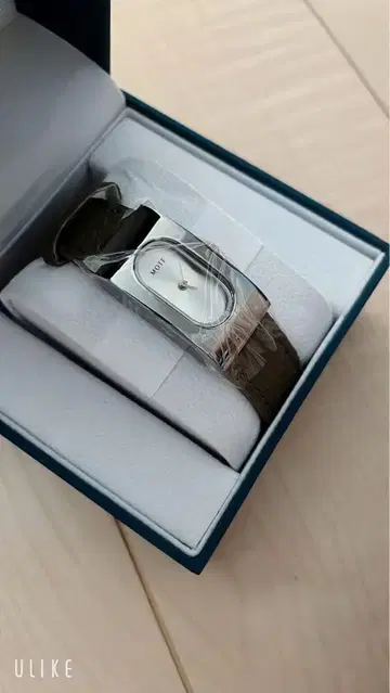 고급스러움이 느껴지는 손목시계