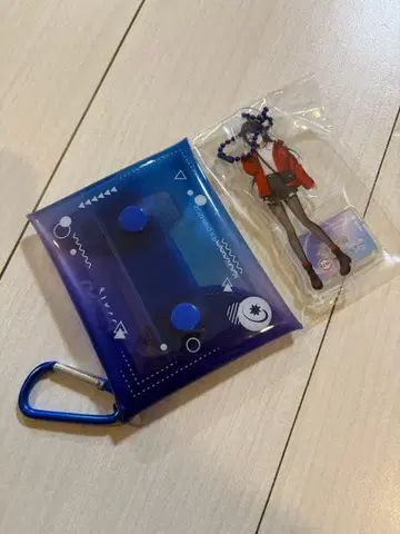 파란색 파우치와 아크릴 키링 호시노 이치카