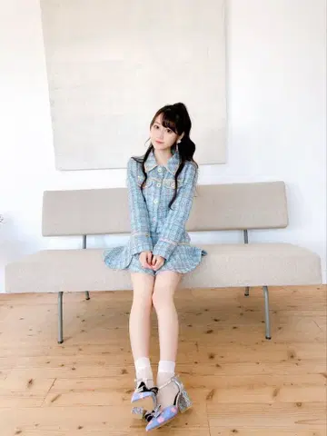 오구라 유이 착용 리본 포함 튤립 패턴 펌프스 블루