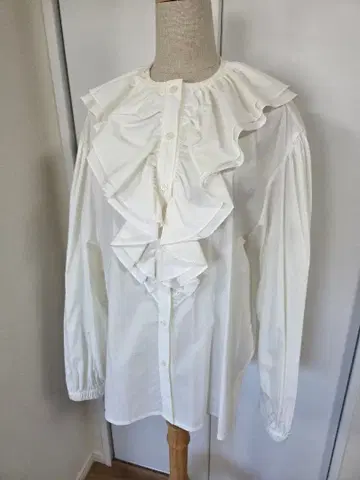 ella 프릴 장식 화이트 셔츠 긴팔 미사용!