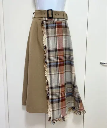새상품급 러브리스 체크 무늬 베이지 절개 스커트 34