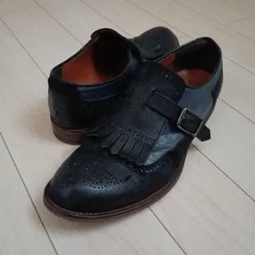 glamb 퀼트 태슬 바이컬러 몽크 스트랩 드레스 슈즈