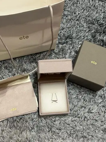 ete 리본 모티브 목걸이