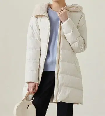 라난 화이트 후드 부착 다운 자켓