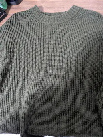 올리브 그린 니트 스웨터