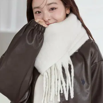 프린지 장식 화이트 머플러