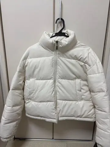 화이트 숏 다운 자켓
