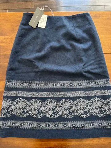 로라 애슐리 네이비 자수 스커트 미사용품