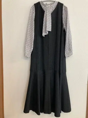 untitled V넥 오버롤 스커트 xs 사이즈