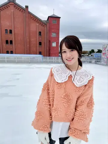 오구라 유이 착용 벨 슬리브 폼폼 니트 오렌지