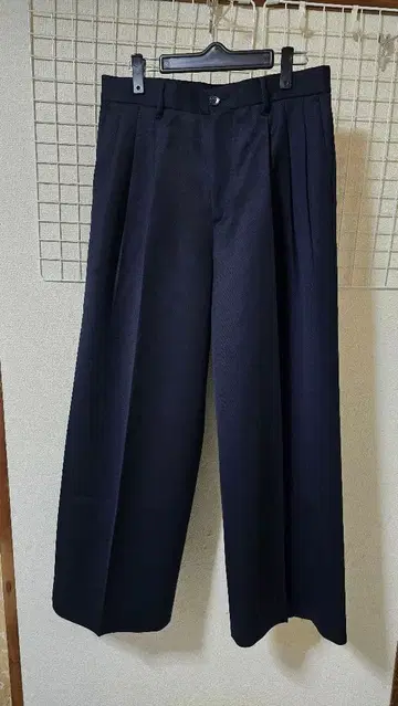 몽키타임 캬바쿠라 트윌 3 플리츠 배기 팬츠 NAVY