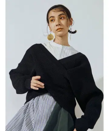 UN3D. 크로스 니트 탑 블랙