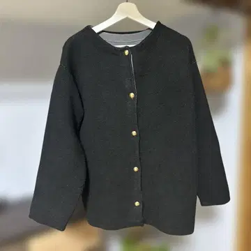 qout 소매 배색 디자인 바이컬러 더블 페이스 니트 가디건