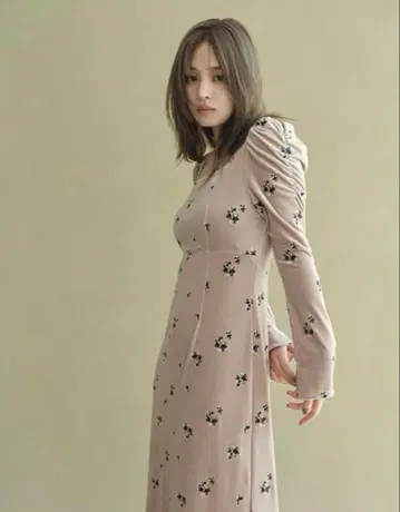 FRAY I.D 프레이 아이디 스퀘어넥 벨로아 자수 원피스