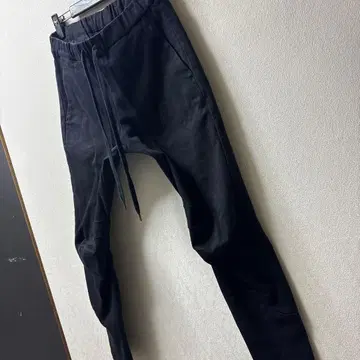 새상품급 어태치먼트 스트레치 발군 테이퍼드 면 팬츠 블랙