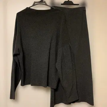 Mila Owen 다크 그레이 니트 셋업