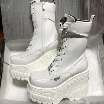 새상품 23.5cm YOSUKE 웨지솔 부츠 화이트