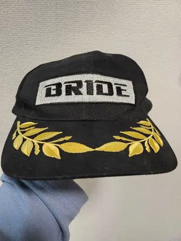 BRIDE 캡 블랙 골드 컬러 자수