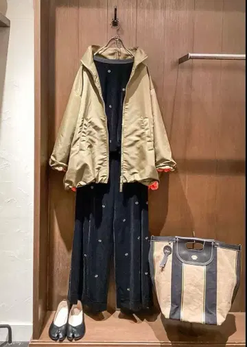 앰푸팜에서 구매한 미사용 새상품 스카디 벨로아 도트 트레이닝복