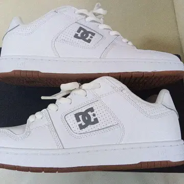 DC 화이트 스니커즈