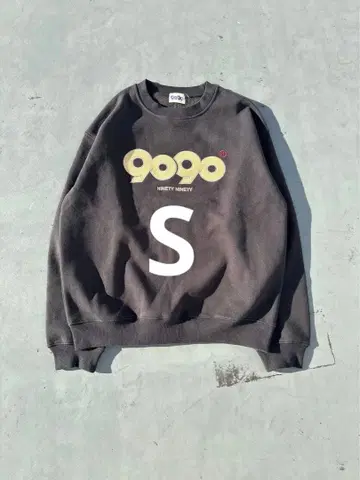 9090 OG 로고 크루넥 스웨트 차콜 S