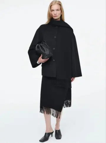 COS 블랙 프린지 미디 랩스커트