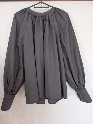 23구 다크 그레이 벌룬 슬리브 셔츠