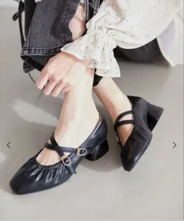 MAJESTIC LEGON 레이디 개더 스트랩 펌프스