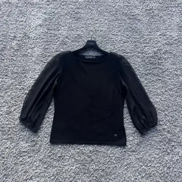 FOXEY 42 블랙 쉬폰 소매 니트