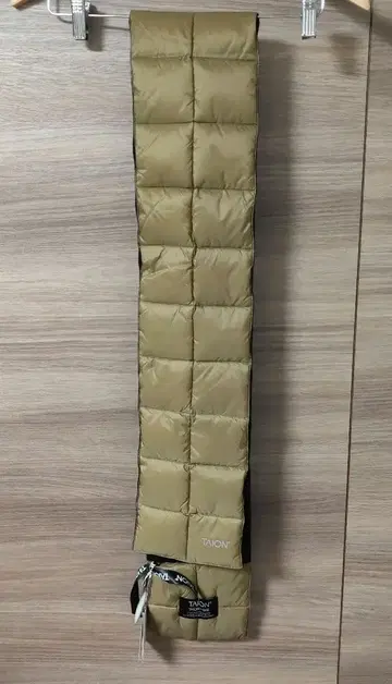 미사용 새상품 롱 기장 166cm TAION 블록 다운 머플러 베이지