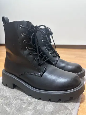 블랙 가죽 통굽 워크 부츠