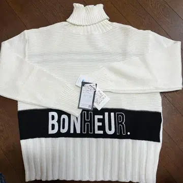 본헤르 터틀넥 니트 화이트