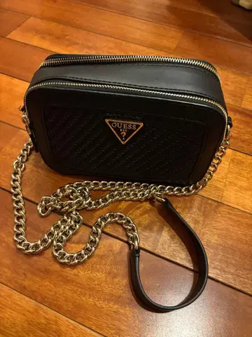 GUESS 블랙 숄더백